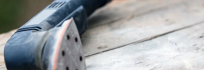 Blauer Schleifer auf Holz